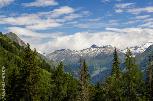 Panoramablick einer Gebirgskette im Nationalpark Hohe Tauern in Matrei, Österreich © A.N.Foto