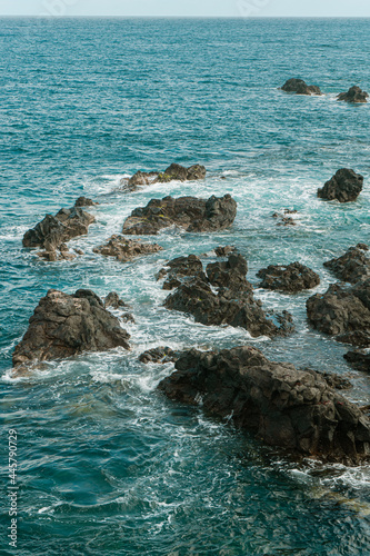 Teneryfa- Kamieniste wybrzeże z falami