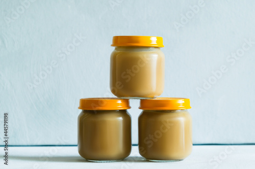 Foto Three jars of vegetable or fruit puree