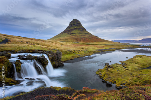 Fototapeta Naklejka Na Ścianę i Meble -  Icelandic landscape - Mount kirkjufell and waterfall Kirkjufellsfoss