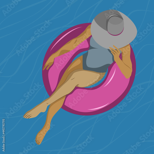 Młoda biała kobieta relaksująca się na w basenie. Widok z góry szczupłej dziewczyny w stroju kąpielowym i kapeluszu na różowym materacu w dużym basenie. Letnia wakacyjna ilustracja wektorowa.