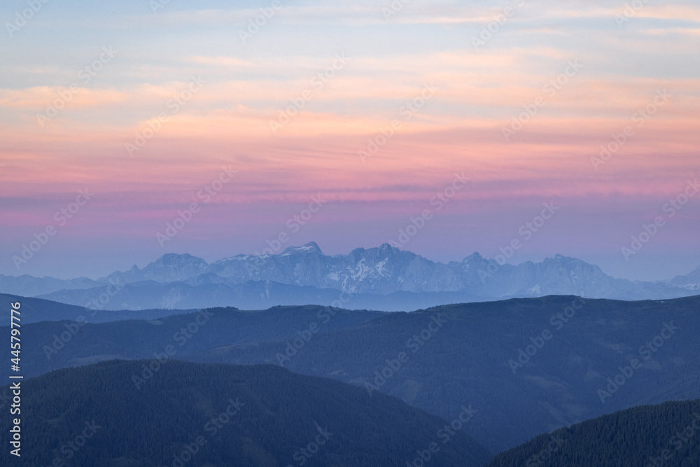 Der Gebiergszug bei Sonnenaufgang