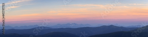 Das Bergpanorama bei Sonnenaufgang