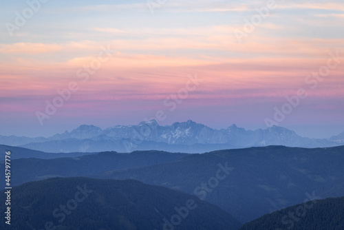 Fototapeta Naklejka Na Ścianę i Meble -  Der Gebiergszug bei Sonnenaufgang