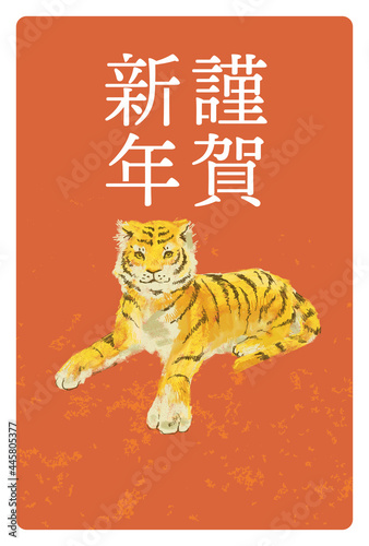 寅年 2022年 年賀状 赤背景 気品のある虎のイラスト 縦位置 © interemit