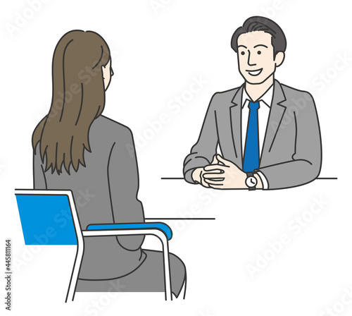 男性面接官に面接を受ける女性
