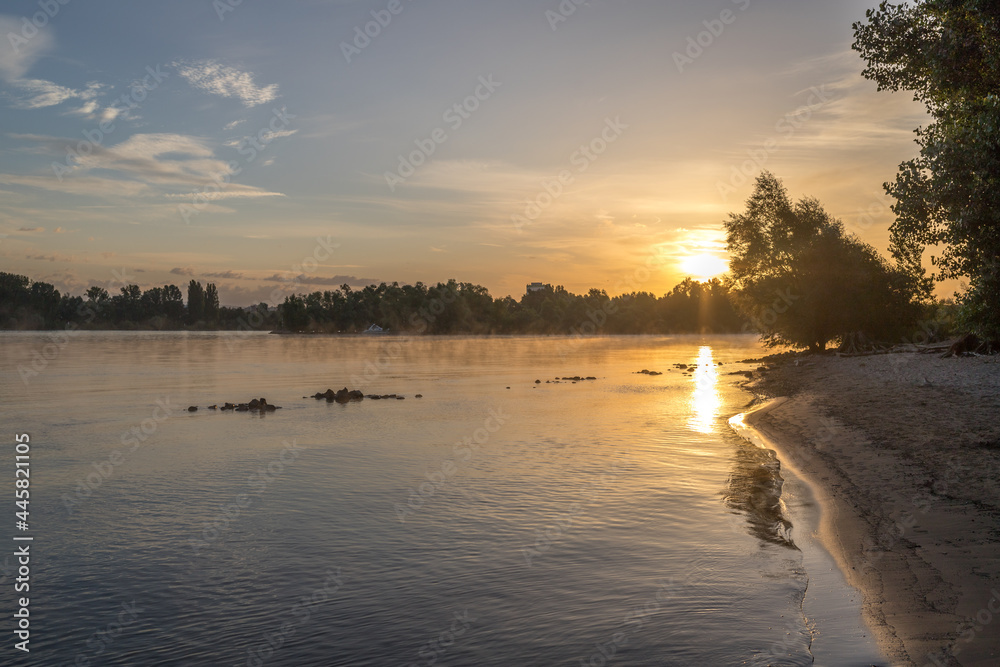 Naklejka premium Sonnenaufgang am Flußufer