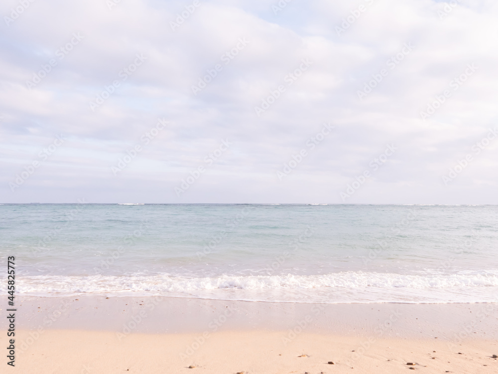 沖縄の美しい砂浜と水平線