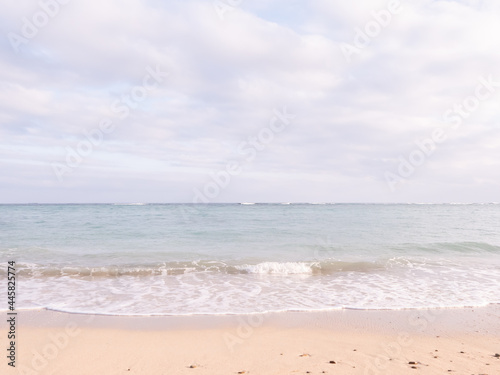 沖縄の美しい砂浜と水平線
