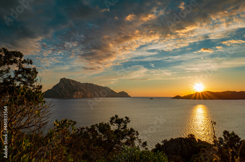 Alba a Punta Molara in Sardegna. Sullo sfondo il colosso calcareo che da il nome all'area marina protetta di Tavolara