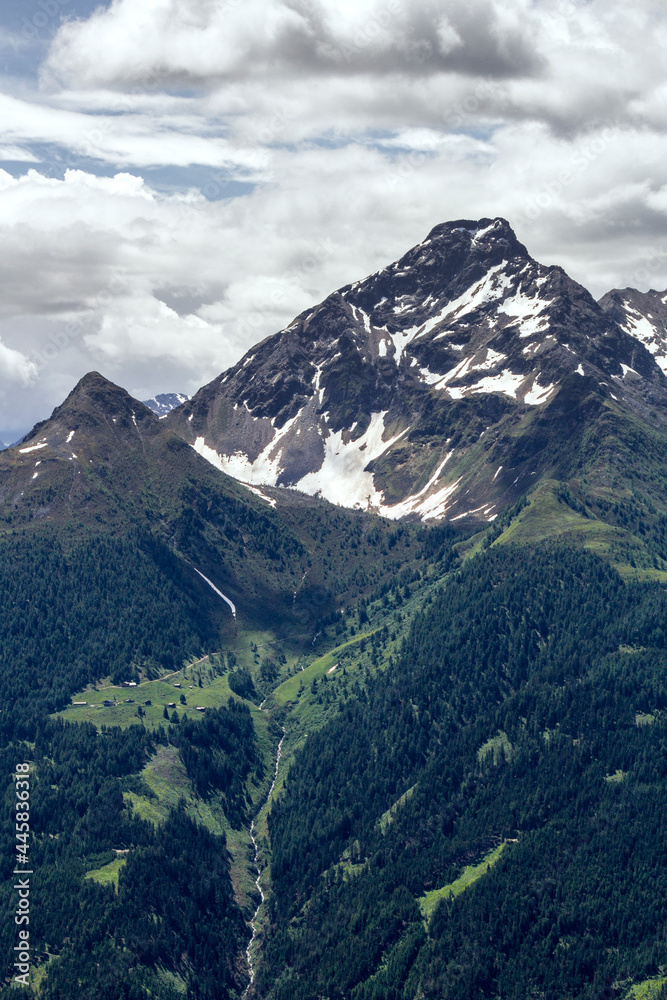 Panoramablick einer Gebirgskette im Nationalpark Hohe Tauern in Matrei, Österreich