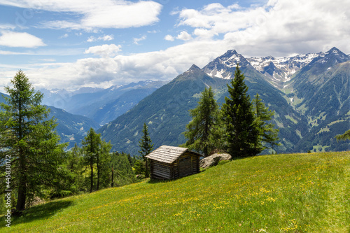 eine alte Berghütte inmitten einer wunderschönen Wiese im Hochtauern Nationalpark nahe Matrei, Osttirol Österreich