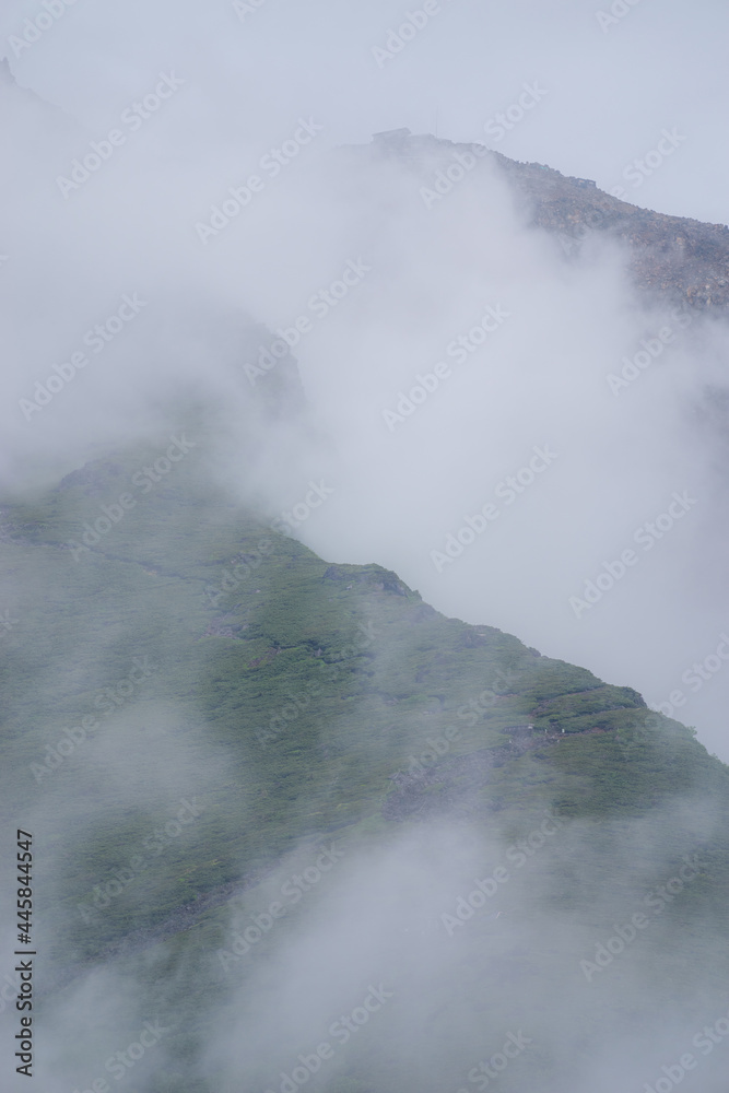 雲に覆われた山