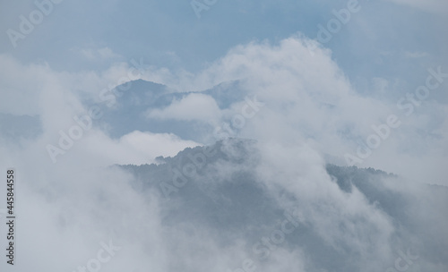 雲に覆われた山 © rai