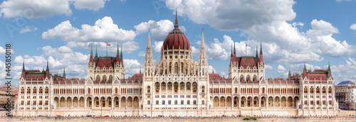 Frontalansicht des ungarischen Parlamentsgebäudes in Budpest