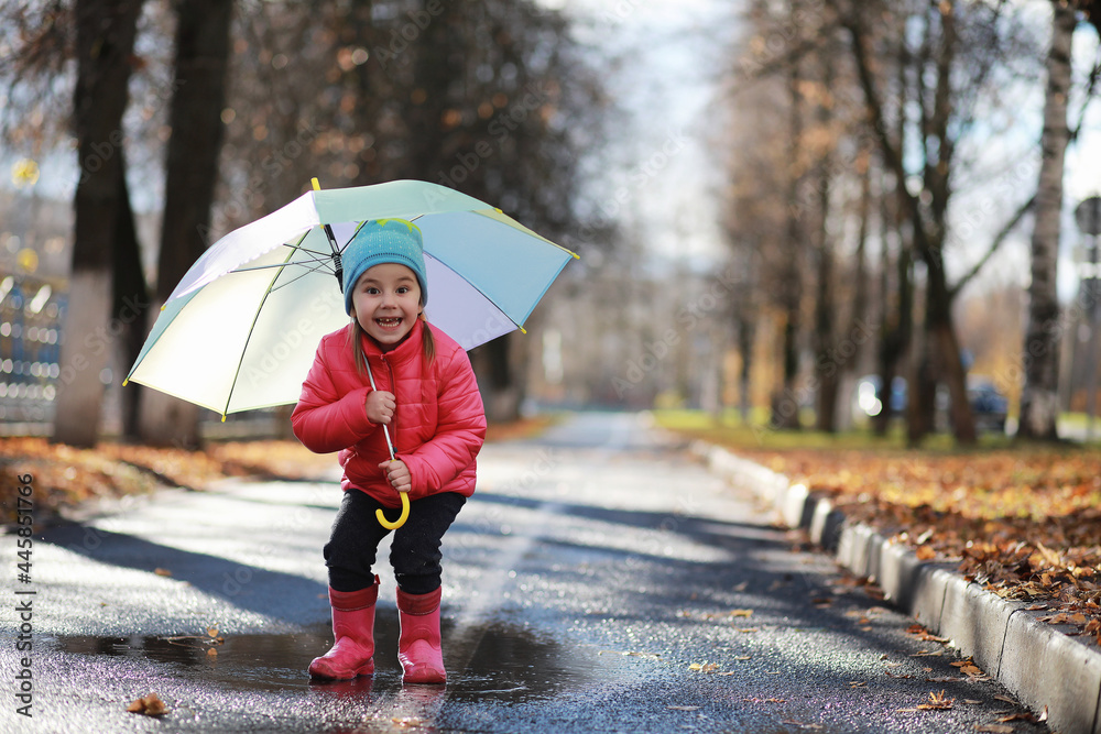 Obraz premium Children walk in the autumn park