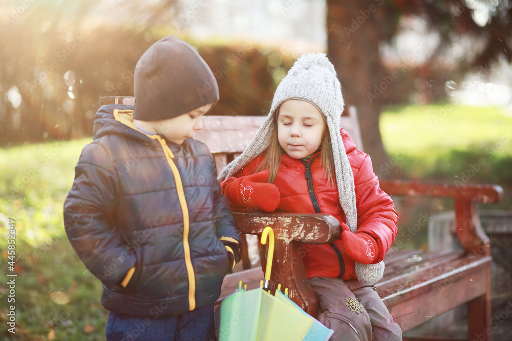 Obraz premium Children walk in the autumn park