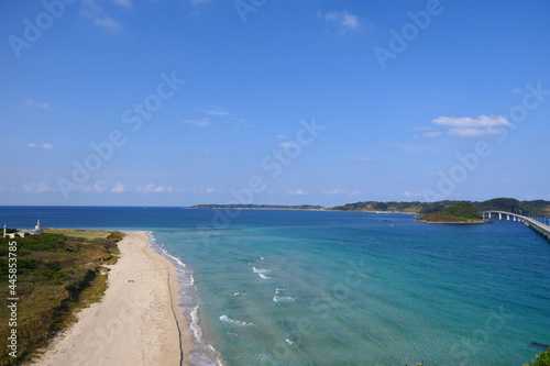 海士ヶ瀬戸海峡に架かる角島大橋。下関、山口、日本。10月中旬。