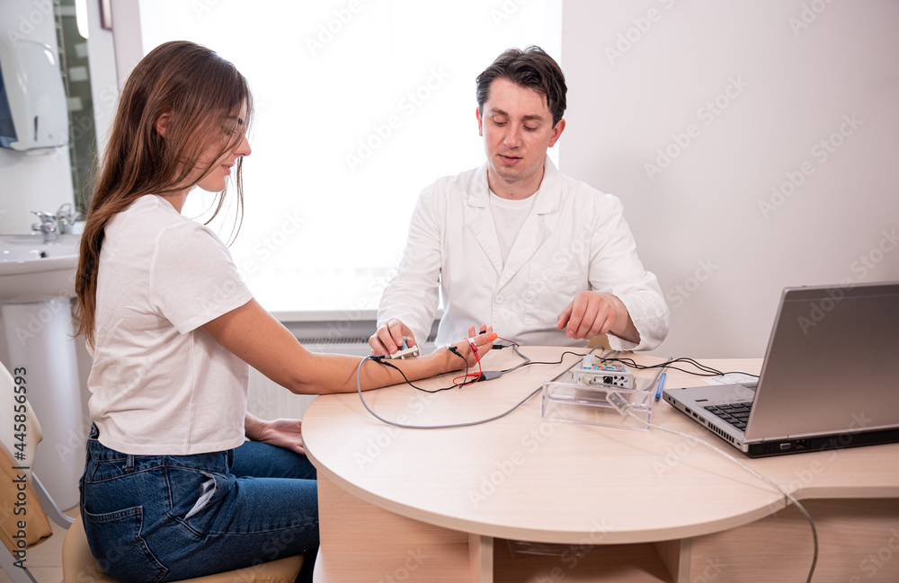 Obraz premium Patient nerves testing using electromyography at medical center