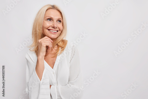 Papier peint Beautiful young European woman of middle age smiles gently keeps hand under chin