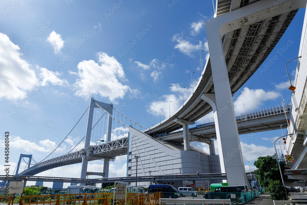 青空を背景に下から見上げたレインボーブリッジ