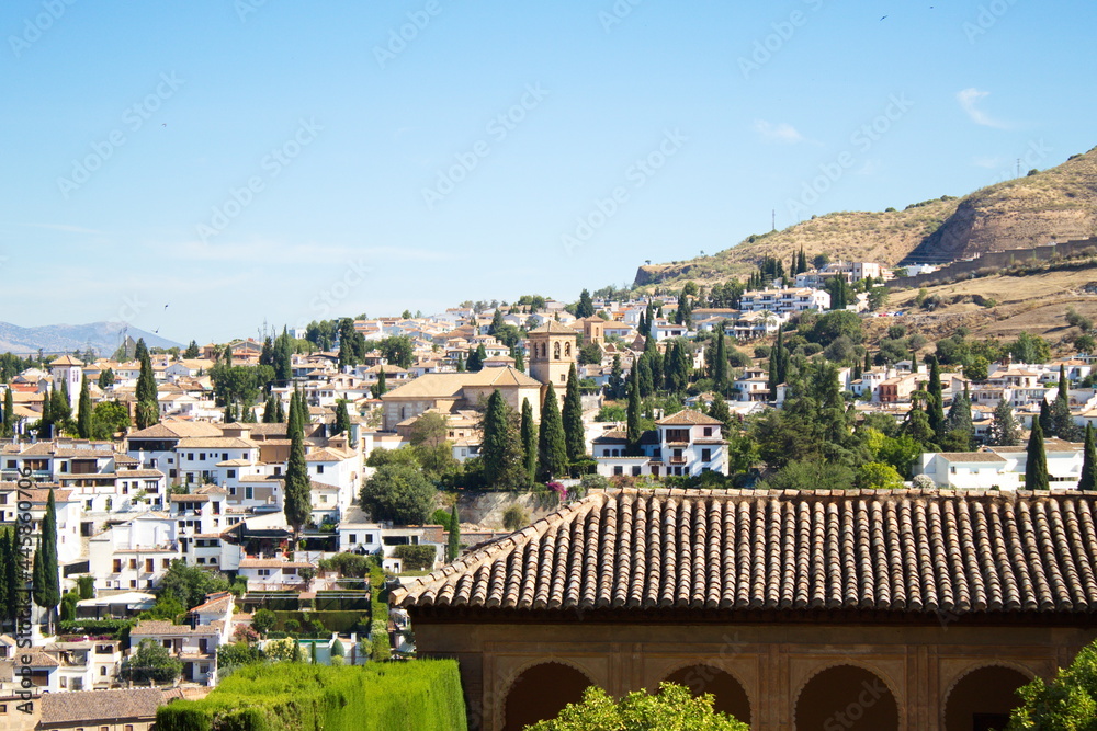 Obraz premium Panoramic view of the Albaicín district of Granada from the Alhambra, with the Alcazaba in the foreground