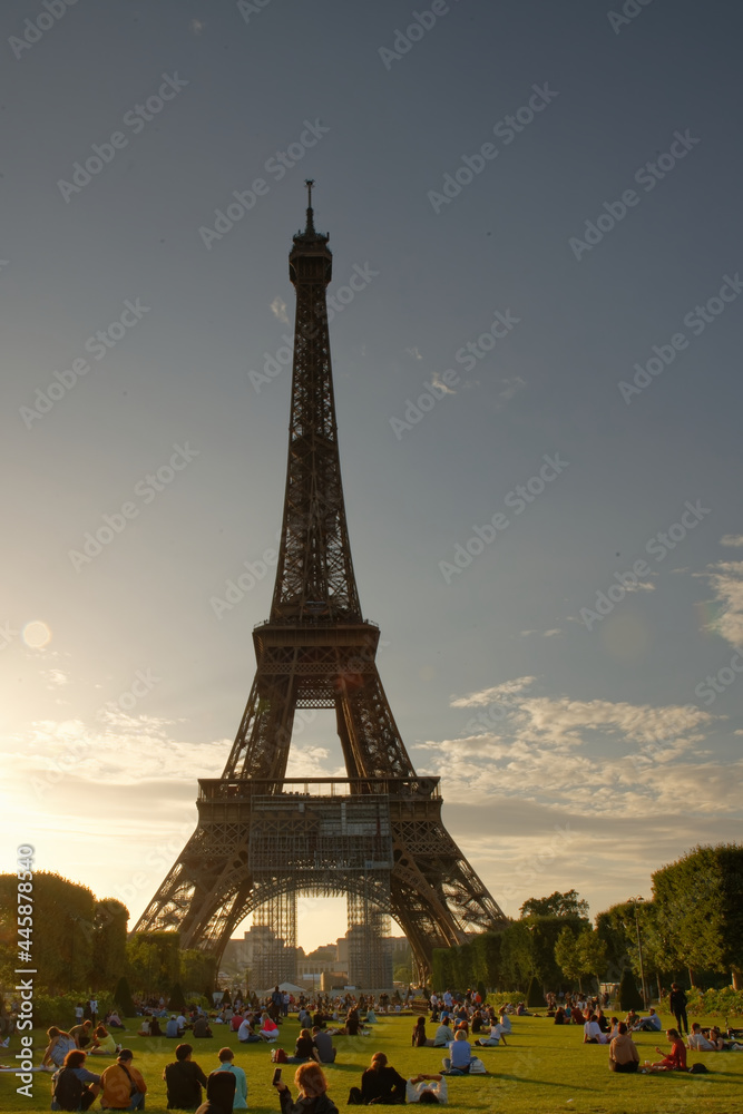 tour Eiffel  - couché de soleil admiré par des badauds