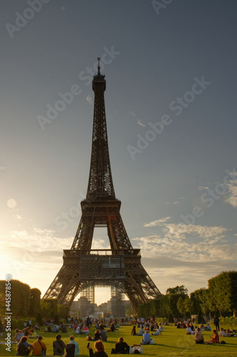 tour Eiffel  - couché de soleil admiré par des badauds ©  - Erick M - 