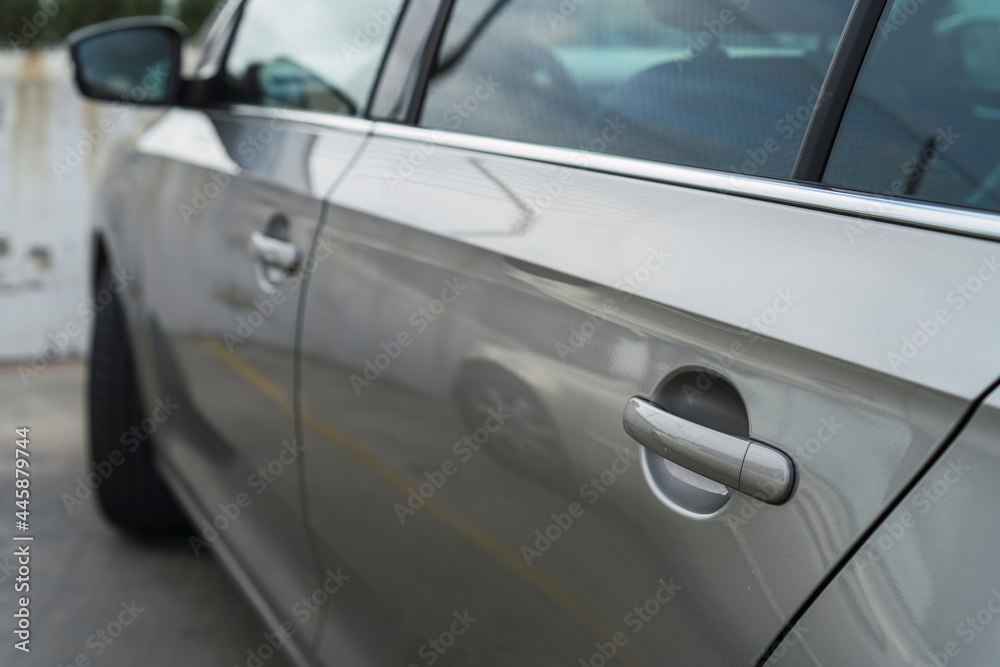 Puerta lateral de un coche color beige