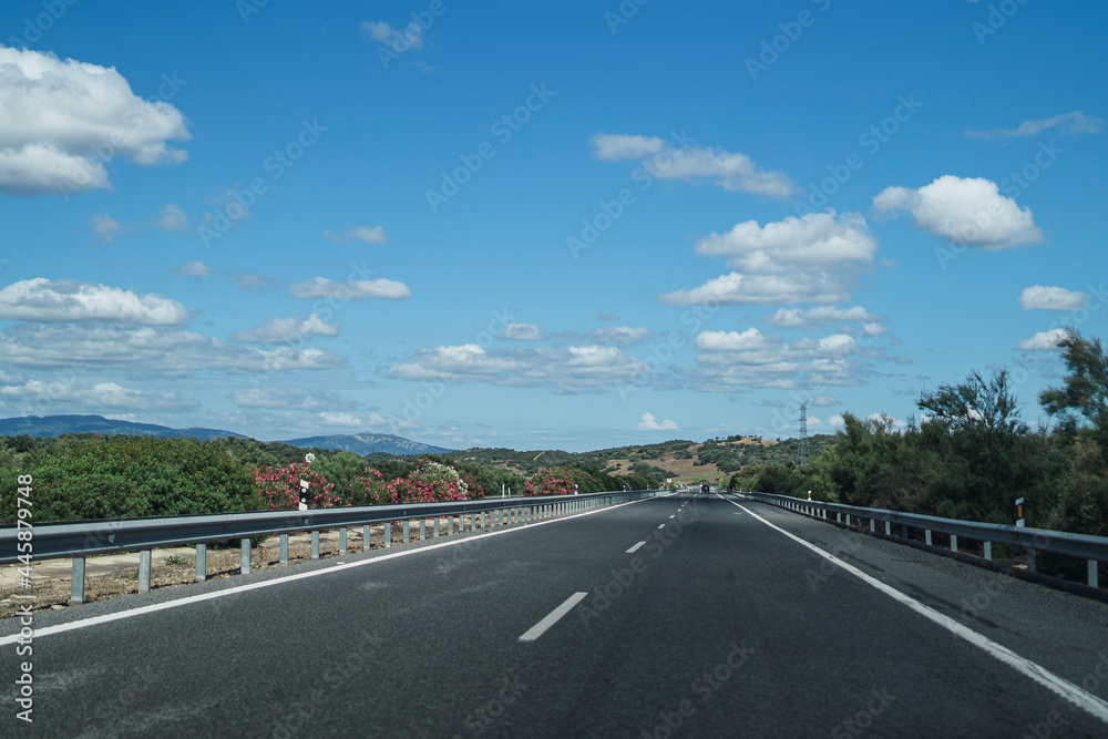 Tomas desde coche por carreteras de andalucia con nubes esponjosas y tuneles de paso