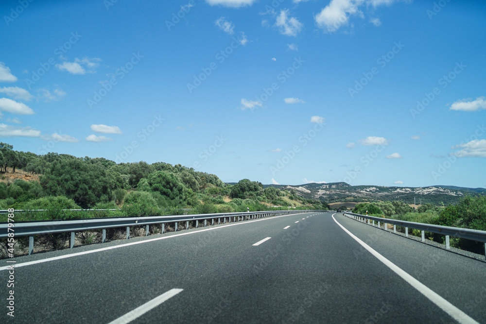 Tomas desde coche por carreteras de andalucia con nubes esponjosas y tuneles de paso