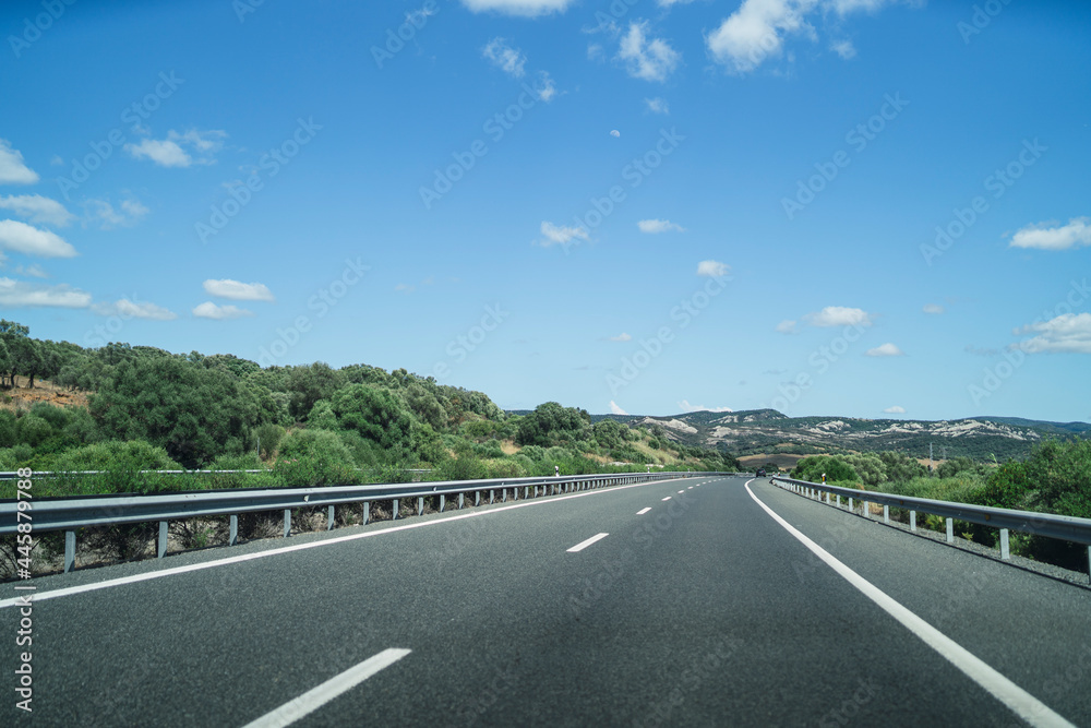Tomas desde coche por carreteras de andalucia con nubes esponjosas y tuneles de paso Tomas desde coche por carreteras de andalucia con nubes esponjosas y tuneles de paso