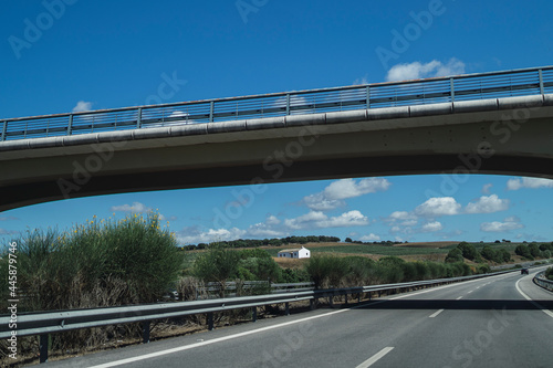 Tomas desde coche por carreteras de andalucia con nubes esponjosas y tuneles de paso