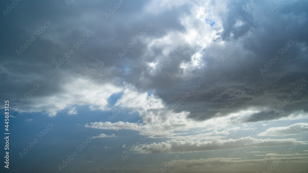 Fototapeta premium 晴れ間ののぞく雨雲