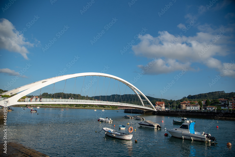 el puente de lequeitio en Vizcaya en un dia de verano con el cielo despejado 