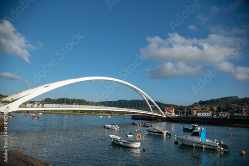 el puente de lequeitio en Vizcaya en un dia de verano con el cielo despejado 