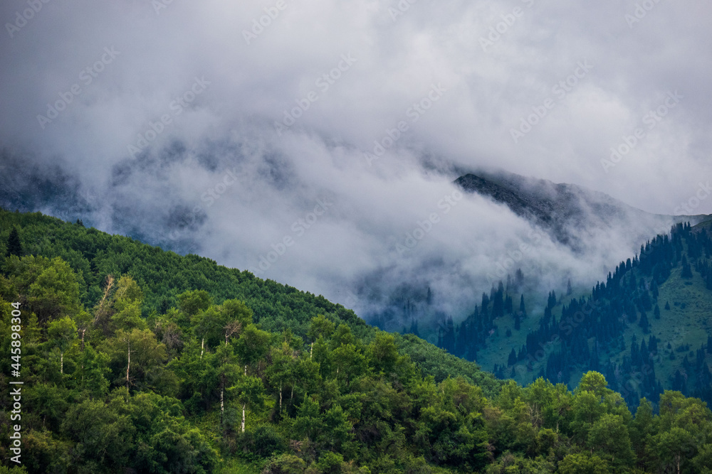 Obraz premium clouds over the mountains