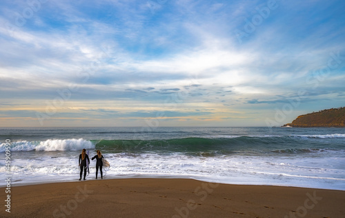 chicas frente al mar con ganas de aprender surf photo
