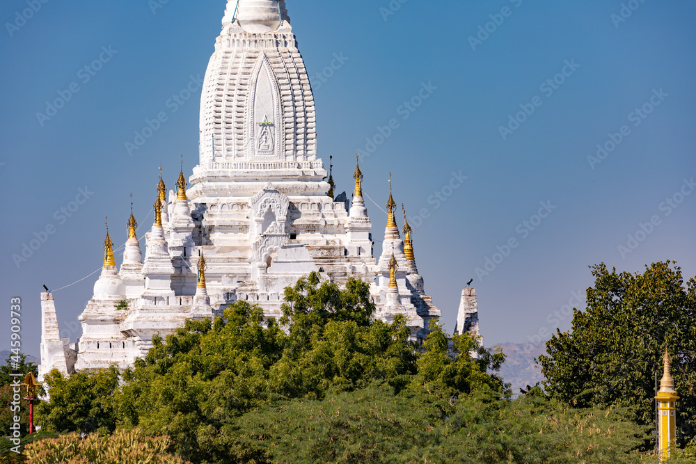Der weiße Lemyethna-Tempel in der UNESCO-Welterbestätte in Bagan in Myanmar, dem ehemaligen Birma Der weiße Lemyethna-Tempel in der UNESCO-Welterbestätte in Bagan in Myanmar, dem ehemaligen Birma