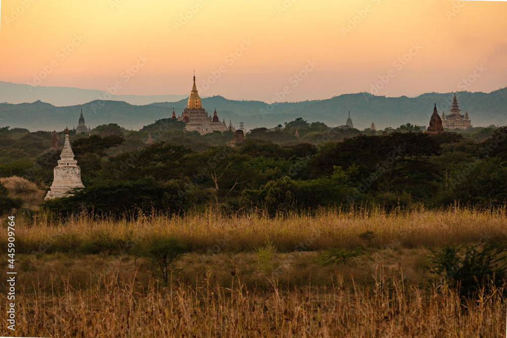 Malerischer Ausblick beim Sonnenuntergang auf die atemberaubenden Tempel der antiken Stadt Bagan in Myanmar, dem ehemaligen Burma