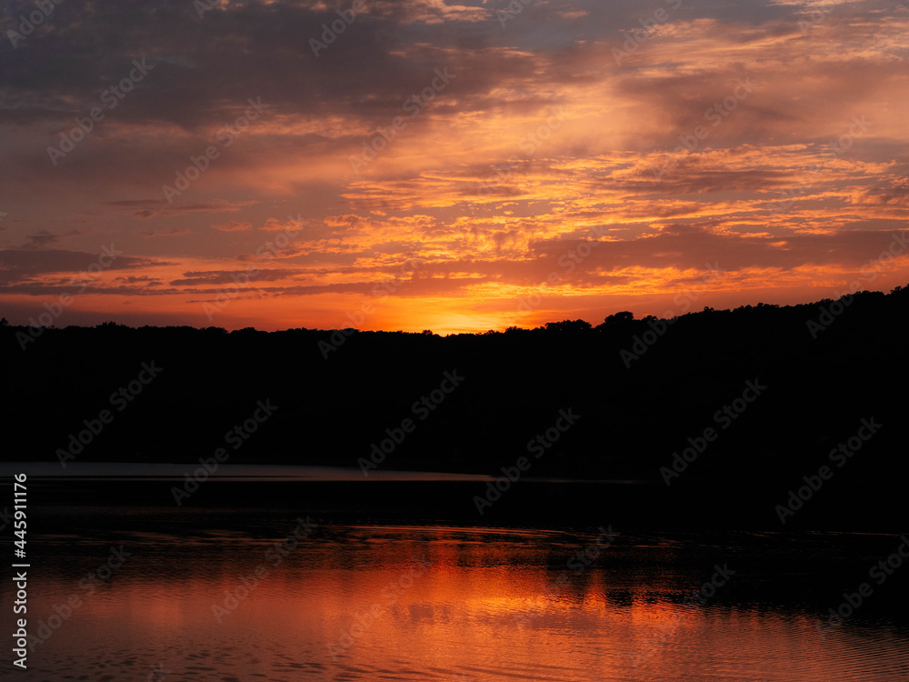 Obraz premium sunset over the lake