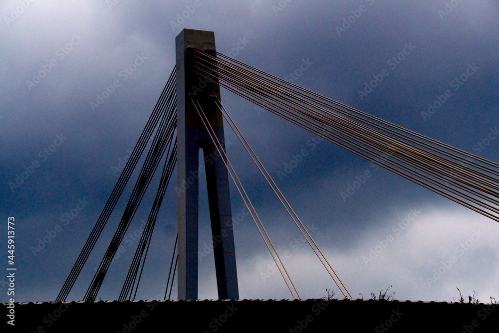 Fototapeta premium Eine Brücke die zwei Ufer verbindet. 