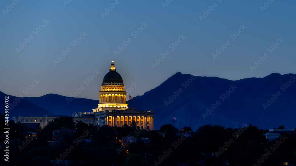 Obraz premium Utah state capital at night with light on
