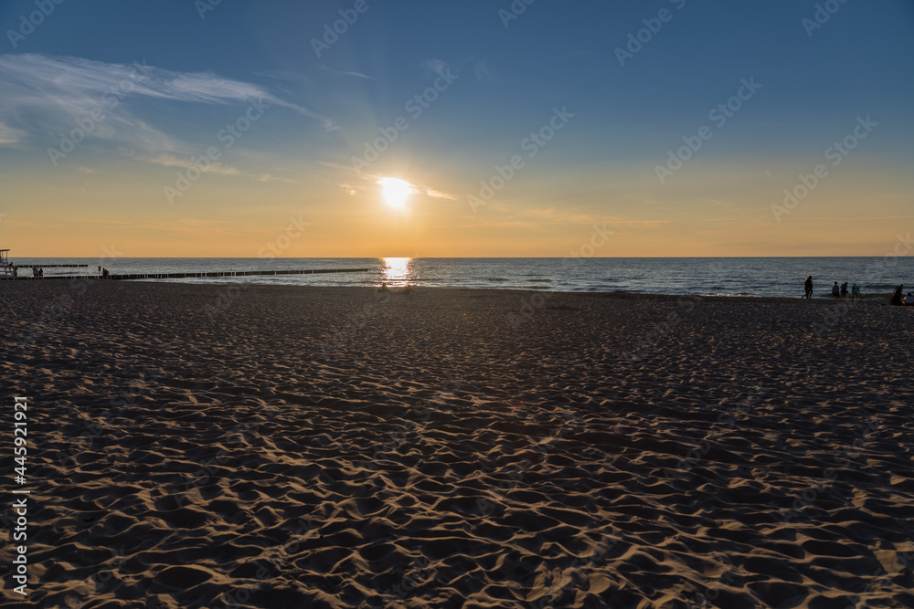 Obraz premium colorful sky during sunset over the sea