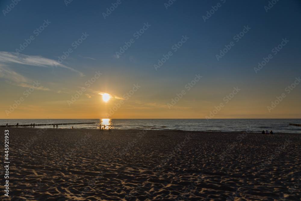 Obraz premium colorful sky during sunset over the sea