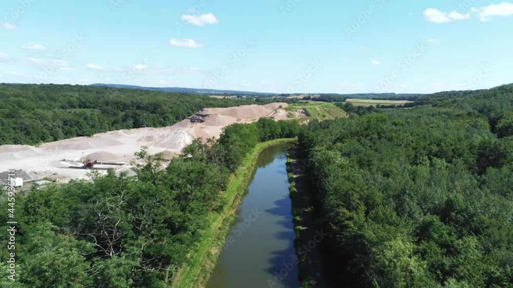 Canal du nivernais et carrière dans la Nièvre, vue aérienne, Bourgogne Canal du nivernais et carrière dans la Nièvre, vue aérienne, Bourgogne
