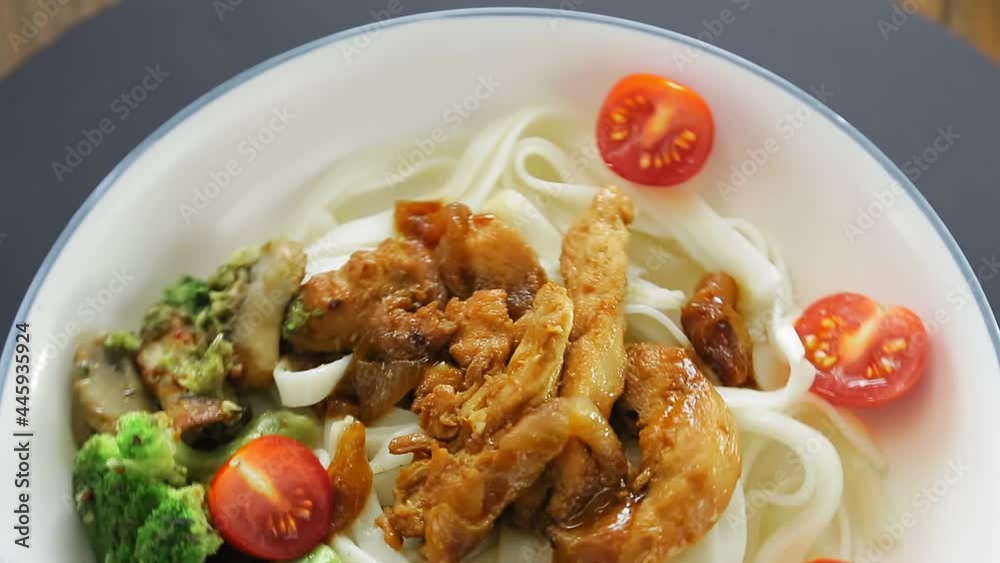 A plate of udon with meat in yakiniku sauce and vegetables is crumbled in a circle. A plate of udon with meat in yakiniku sauce and vegetables is crumbled in a circle.