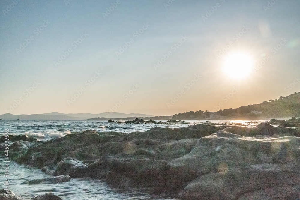 coucher de soleil sur  les rochers en bord de mer sur la Côte d'Azur