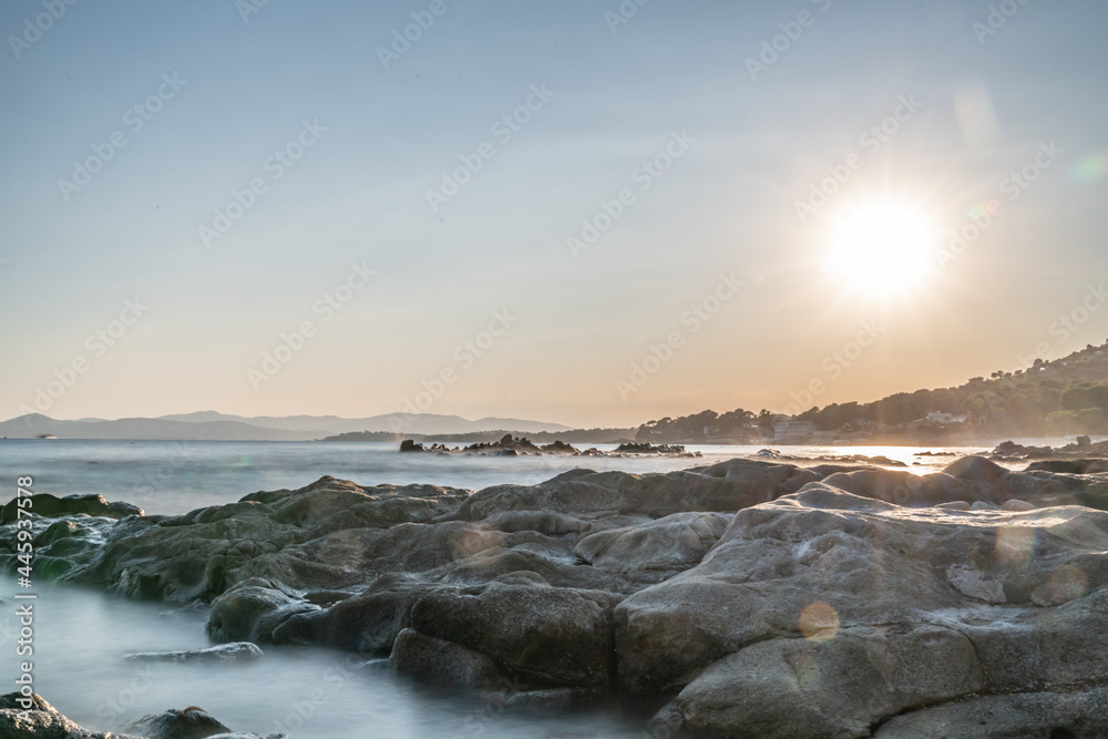 coucher de soleil sur  les rochers en bord de mer sur la Côte d'Azur