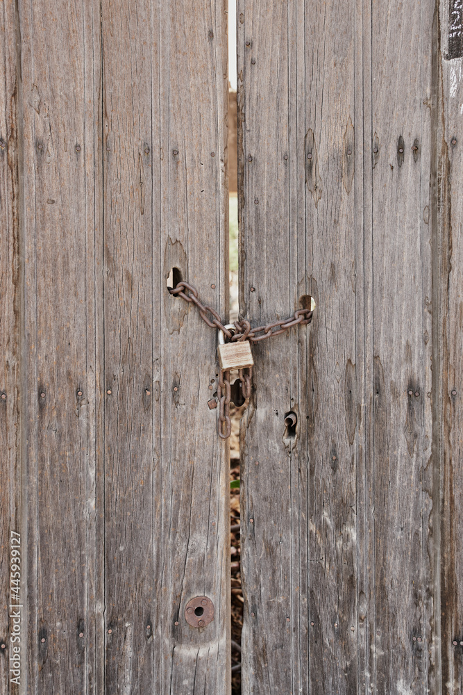 Puerta antigua de madera con herrajes oxidados Puerta antigua de madera con herrajes oxidados